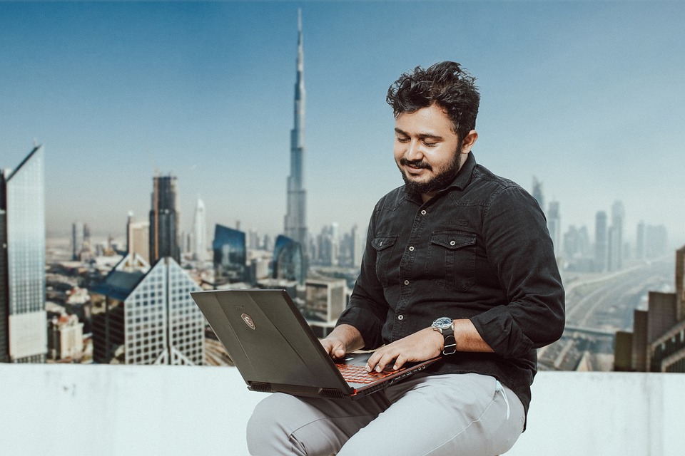 Binance CEO bestreitet Besitz von CommEX und gibt Details zur Trennung von Russland bekannt.