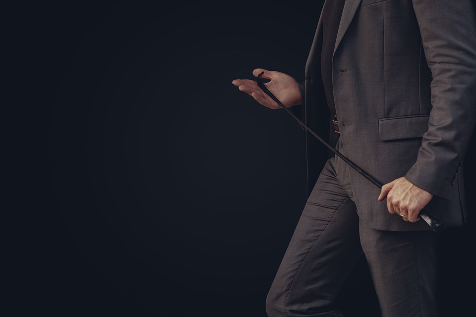 Binance.US CEO tritt zurück und wird durch Chief Legal Officer ersetzt, während regulatorischer Druck das Unternehmen und die Mitarbeiterzahl verringert.