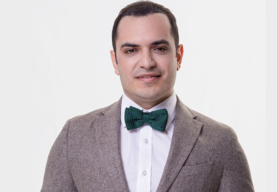 Coinbase CEO kritisiert Warnungen der CFTC gegen DeFi-Protokolle und fordert Gerichtsentscheidung.