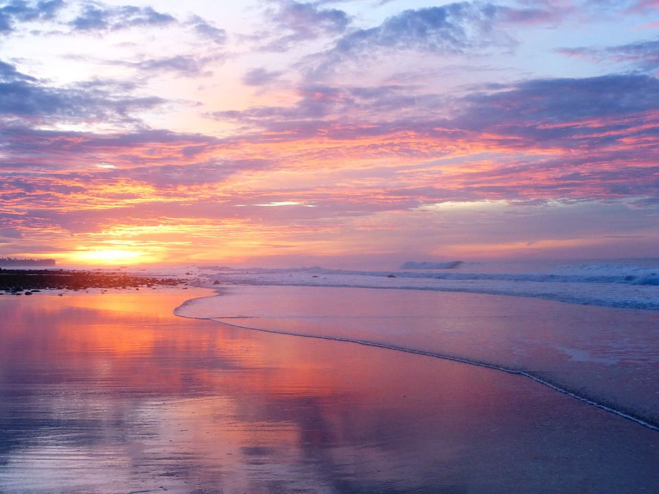 El Salvadors Bitcoin-Adoption sorgt für wirtschaftliche Erholung und zieht Investoren, Technologiegiganten und Touristen an.