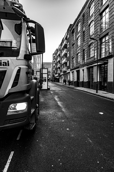 Grayscale und BlackRock aktualisieren ihre Anträge für Bitcoin-ETFs und beeinflussen damit die Diskussion über Bitcoin-Investitionen unter den regulativen Vorgaben der SEC.