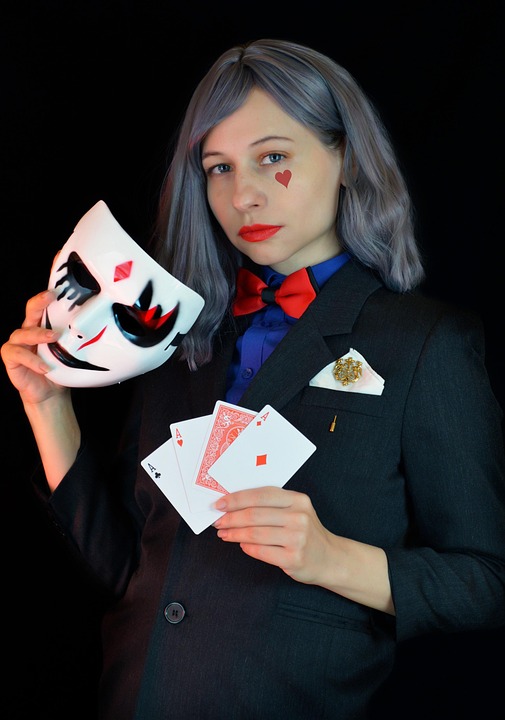 Betrüger tarnen sich als US-Beamte und stehlen 400.000 Dollar von älterem Mann in raffiniertem Scam.